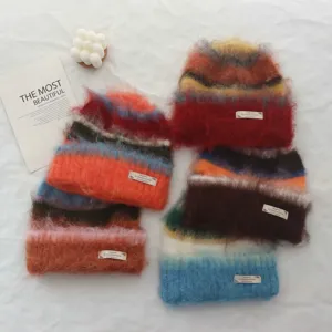Dettaglio berretto in maglia soffice accogliente, texture cappello lana calda morbida.