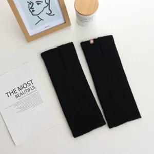 Zwarte gebreide beenwarmers gezellige winter wol sokken minimalistische mode accessoires