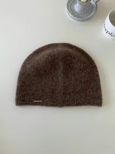 Comodo berretto in maglia marrone da donna, morbido cappello invernale con etichetta.