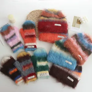 Set berretto e guanti in maglia a righe con blocchi di colore per autunno e inverno caldo.
