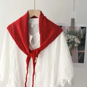 Foulard triangulaire en tricot rouge pour femme automne hiver accessoire vintage élégant chic.
