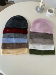 Comodo berretto in maglia cappello invernale in vari colori vivaci, cappello di lana.