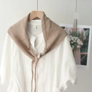 Chale triangulaire en tricot, vue detaillee du tissu doux, accessoire chic d'automne, elegant.