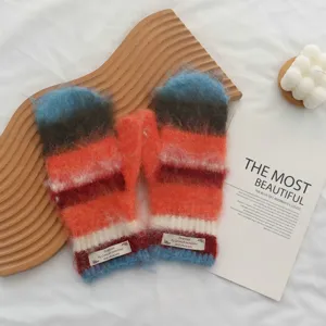 Guanti in maglia a righe color-block accoglienti, morbida texture mohair, accessorio invernale.