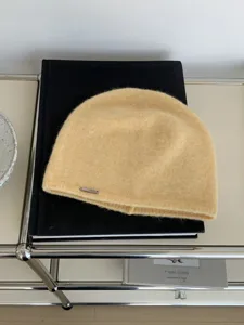 Berretto in maglia di lana minimalista, copricapo caldo invernale giallo morbido per stile quotidiano.
