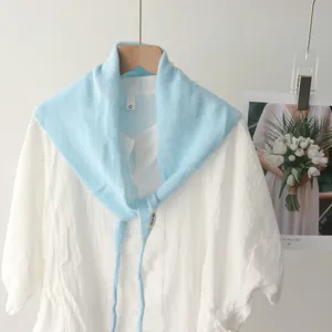 Foulard triangulaire en tricot bleu clair accessoire mode polyvalent pour femme
