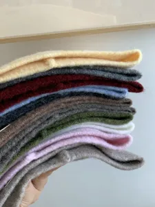Berretto in maglia multicolore invernale caldo in lana dettaglio variante vista.