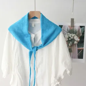 Châle triangulaire en tricot bleu pour femmes, accessoire de mode polyvalent.