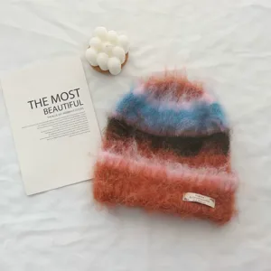 Primo piano dettagliato della texture accogliente del berretto invernale in mohair.