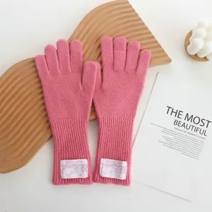 Gants longs en tricot rose avec étiquette, accessoire d'hiver en laine chaude gros plan