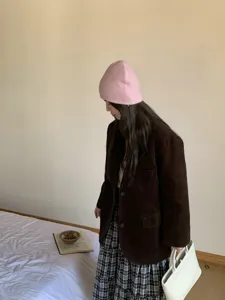 Berretto in maglia rosa da donna, cappello invernale morbido caldo, dettaglio copricapo casual.
