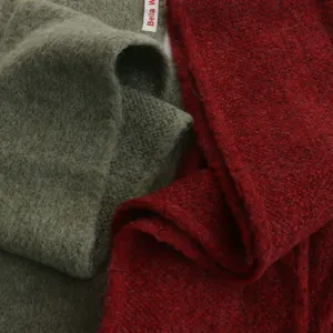 Vue de détail d'une écharpe d'hiver en tricot doux avec une texture duveteuse et chaude.