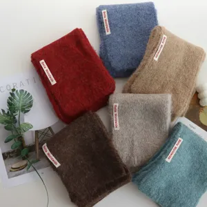 Détail d'écharpe d'hiver duveteuse et douillette avec texture douce et plusieurs coloris.
