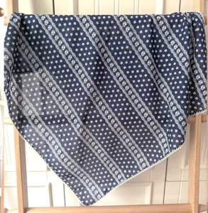 Détail carré de foulard en coton floral bleu rétro, design de bandana géométrique.