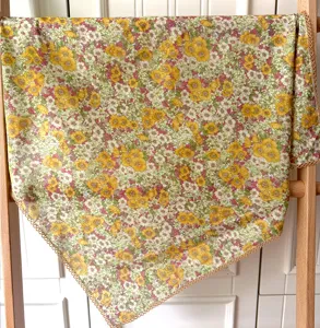 Foulard carre en coton a motif floral retro, accessoire elegant pour style quotidien.