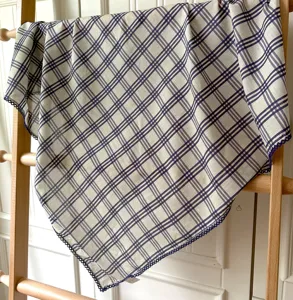 Foulard carré en coton à carreaux rétro avec bordure en dentelle, élégant pour femmes.