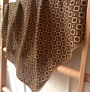 Foulard carre imprime geometrique vintage avec bordure en dentelle pour l'automne.