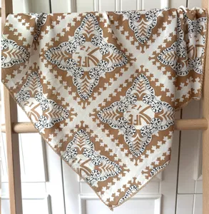 Carré de coton à imprimé géométrique rétro, foulard vintage pour tenues élégantes.