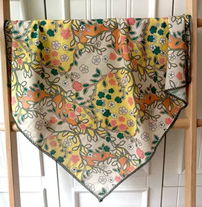 Foulard carre floral retro en coton bandana pour femmes chemise bureau tres elegante.
