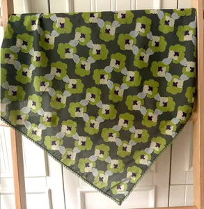 Foulard carré en coton géométrique rétro pour femmes, idéal pour le travail, tour de cou ou taille.