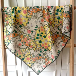 Foulard carré géométrique floral vintage, coton doux avec bordure en dentelle noire femmes.