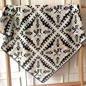 Foulard carre imprime geometrique vintage pour femme, elegante echarpe en coton chic.