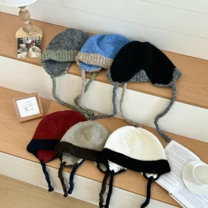 Acogedor gorro de punto de felpa de invierno para mujer con orejeras y lazos cálido
