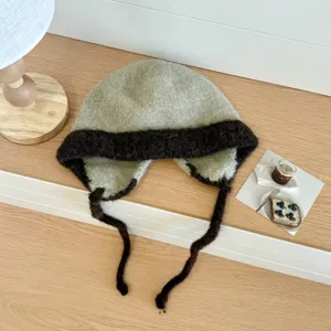 Primer plano detallado del gorro de punto con orejeras y tiras largas para el frío invierno.