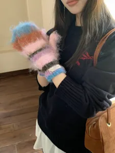 Guanti in maglia soffici a righe colorate accoglienti da donna, caldi manicotti invernali.