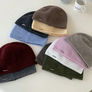 Berretto da Donna in Maglia di Acrilico Caldo Retrò Tinta Unita Slouchy Skull Cap Con Distintivo in Metallo Autunno Inverno Cappello Pullover Casual