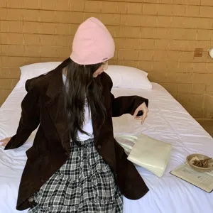 Morbido berretto in maglia rosa da donna, cappello invernale caldo con design retrò vista principale.