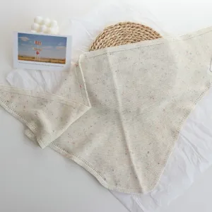 Beige πλεκτό τριγωνικό σάλι κομψό ευέλικτο φουλάρι κασκόλ φθινοπώρου εξωτερικά