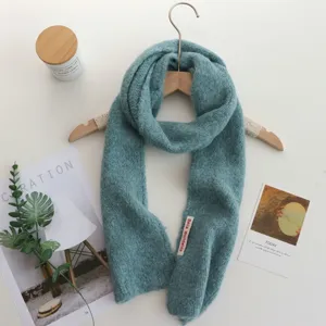 Détail écharpe en tricot bleu, texture douce et accessoire d'hiver chaud vue de près.