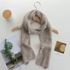 Écharpe longue en tricot classique et polyvalente, douce unie pour la chaleur du cou.