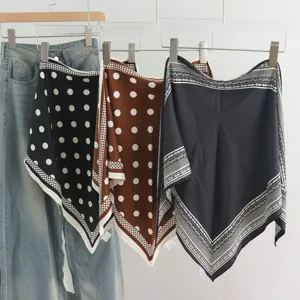 Vielseitiges modisch bedrucktes Dreiecktuch Rock Wickeltuch für Damen im schicken Lagenlook.