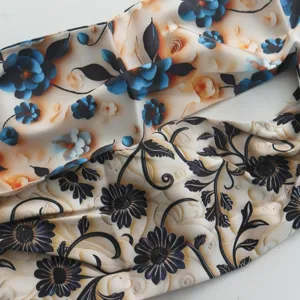 Vista dettagliata del foulard in seta leggero da donna stampato con motivi floreali blu e neri.