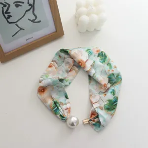 Sciarpa in seta con stampa floreale e chiusura magnetica di perle, accessorio estivo.