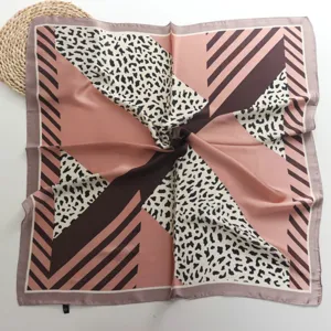 Stijlvolle kleine satijnen vierkante sjaal voor dames met geometrische luipaardprint.