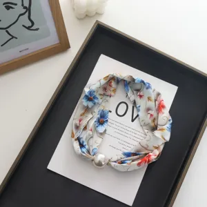 Sciarpa in seta floreale con chiusura magnetica di perle, elegante collana da donna.