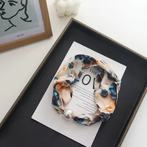 Collana foulard in seta con stampa floreale e dettaglio chiusura magnetica di perla elegante
