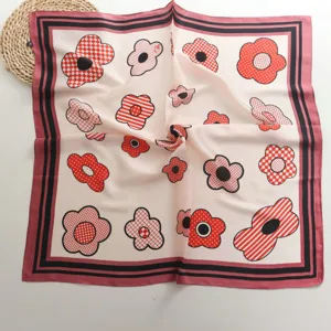 Zijdezachte vierkante sjaal met retro bloemenprint, stijlvolle satijnen halsdoek voor dames.