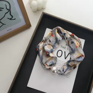 Foulard in seta stampato elegante con grande perla e chiusura magnetica per donna