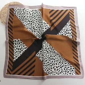 Zijdesatijn vierkante sjaal detail met chique luipaard- en geometrische print.