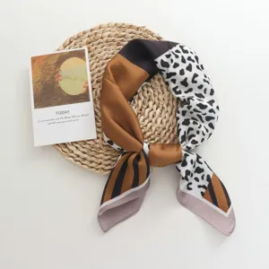 Zijden satijnen kleine vierkante sjaal met chic geometrisch en dierenprint design.