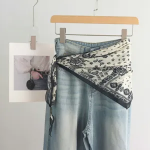 Chic μαύρο λευκό paisley τριγωνικό μαντήλι ζώνη μέσης για μοντέρνο και κομψό τζιν στυλ.