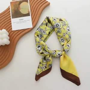 Gelber Blumenseidenschal für Damen, elegantes florales Halstuch mit braunem Kontrastrand.