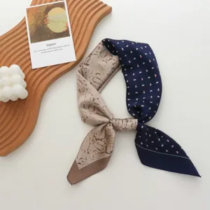 Schickes zweifarbiges Seidentuch mit Paisley- und Pünktchenmuster für elegante Damenmode im Alltag.
