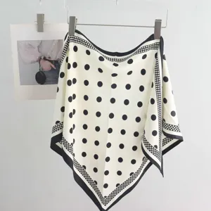 Seidenartiges quadratisches Tuch mit eleganten schwarzen Punkten und geometrischem Rand.