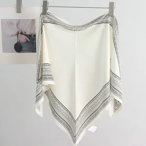 Elegantes cremefarbenes quadratisches Tuch mit klassischem schwarzem Paisley-Muster für den Alltag.