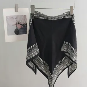 Schwarz-weiß bedruckter Bandana-Rock vielseitiges Lagen-Modeaccessoire für Damen.